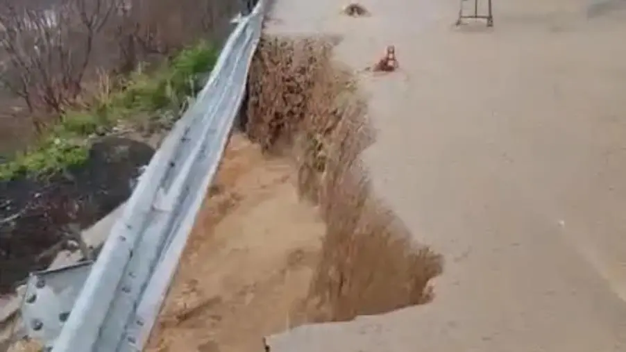 images Maltempo nel catanzarese, frana una parte della carreggiata prima della Galleria di Copanello