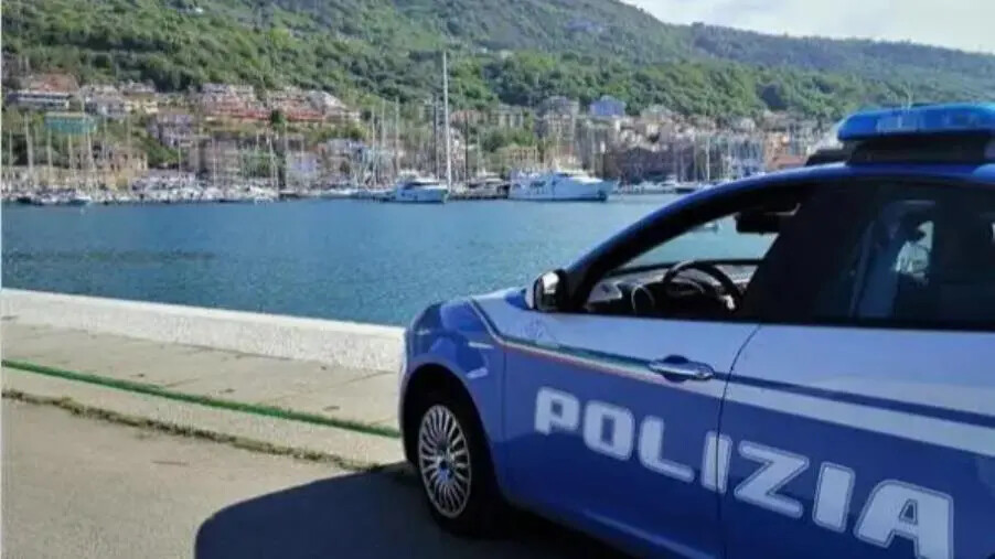 images Vagava nudo sulla Sp 22 aggredendo le auto in transito: in arresto un uomo nel Vibonese
