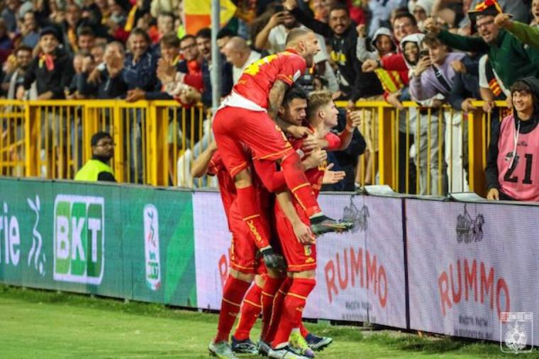 images Calciomercato, il Catanzaro chiude con Miranda. Restano in giallorosso Curcio, Welbeck e Bombagi