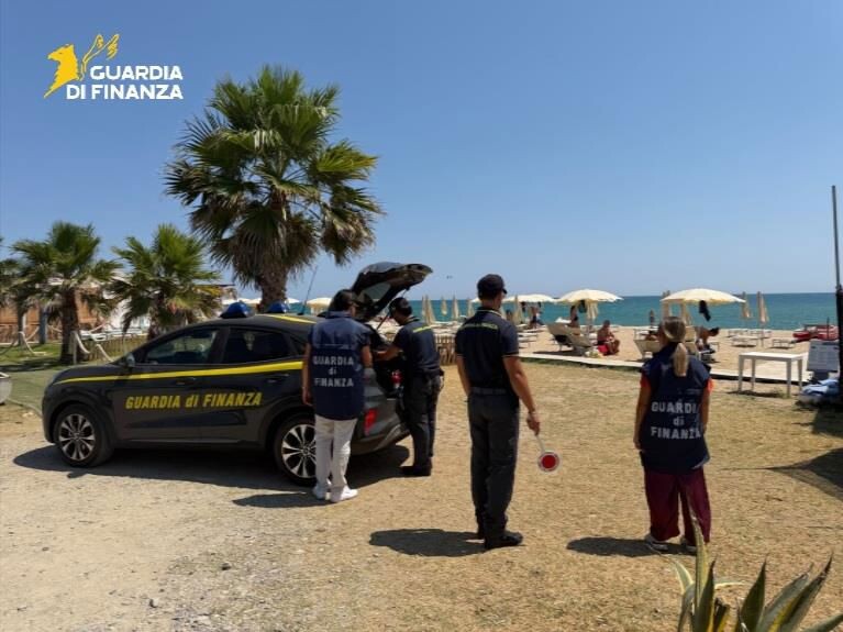 Controlli sulle spiagge del Crotonese: irregolarità in 4 stabilimenti balneari images Controlli sulle spiagge del Crotonese: irregolarità in 4 stabilimenti balneari