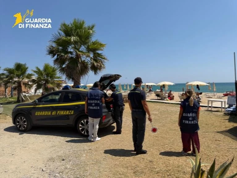 Controlli sulle spiagge del Crotonese: irregolarità in 4 stabilimenti balneari