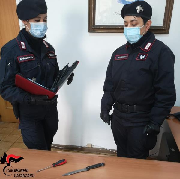 images Tenta di rapinare in un appartamento a Catanzaro ma viene sorpreso dal proprietario: arrestato dai carabinieri