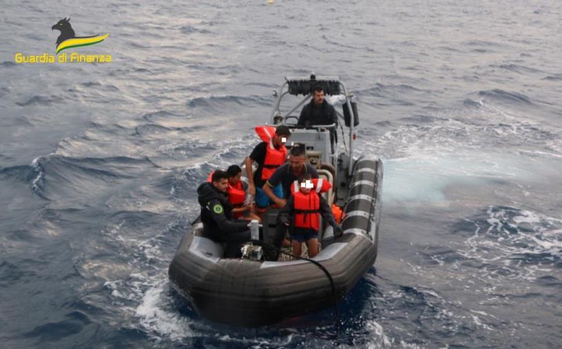 images Diamante, i Finanzieri del P02 "Monte Cimone" salvano in mare una famiglia in difficoltà con la propria imbarcazione
