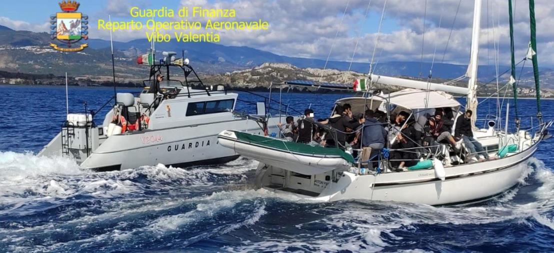 Vibo Valentia. Intercettata un'imbarcazione carica di migranti  images Vibo Valentia. Intercettata un'imbarcazione carica di migranti