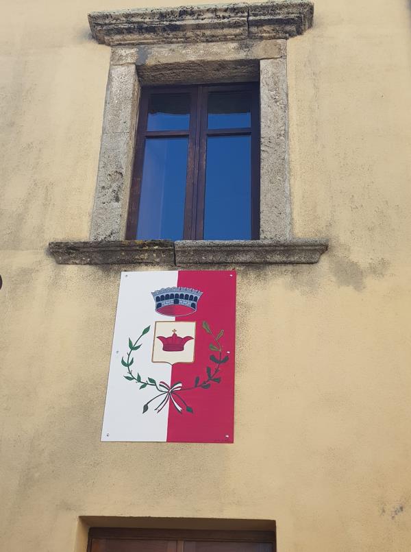 images Il dipinto donato dai coniugi Devito alla comunità di Amaroni appeso sul Palazzo comunale 