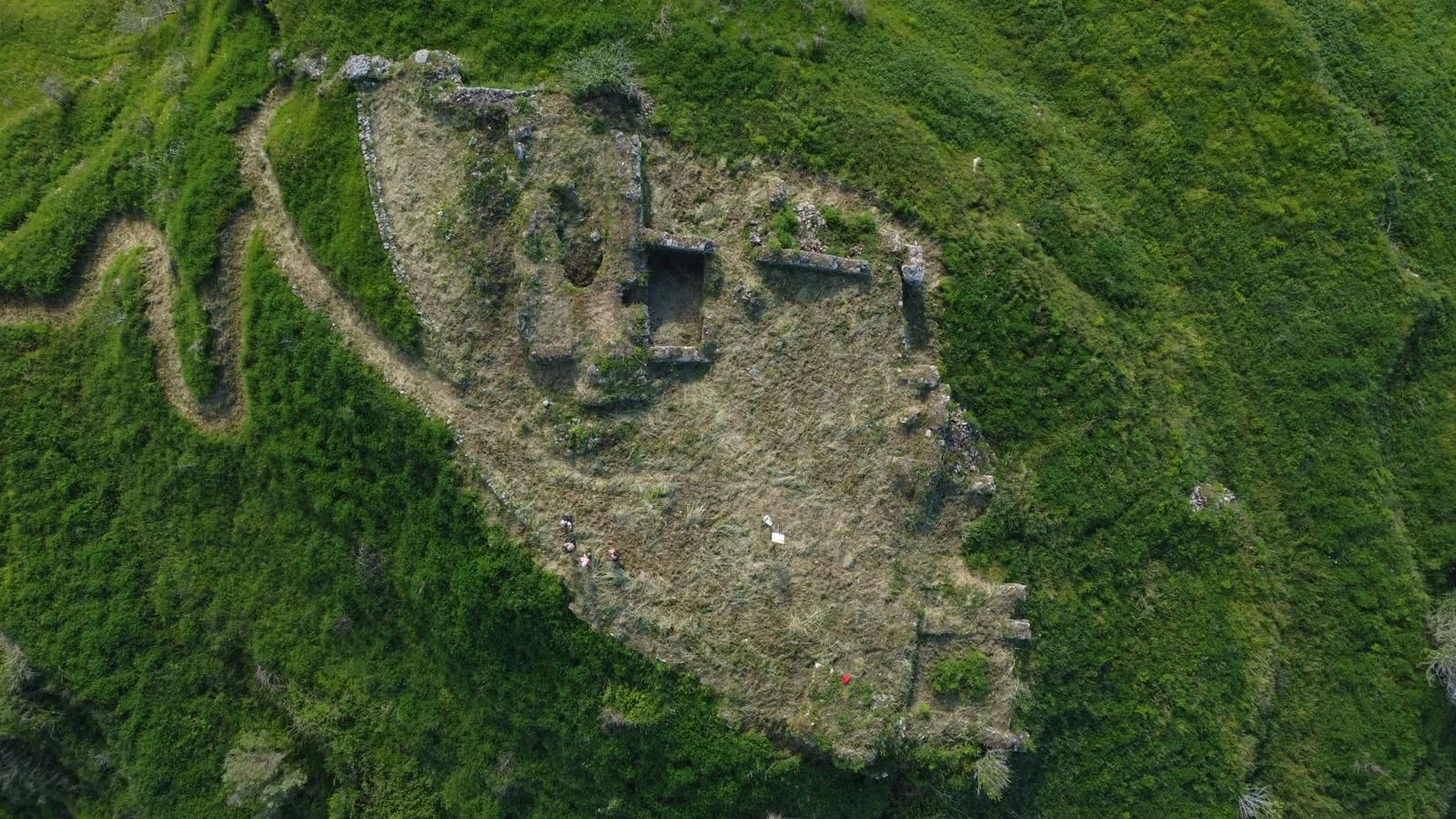 Castelmonardo riemerge dal silenzio: a Filadelfia ripartono gli scavi nella rocca medievale
