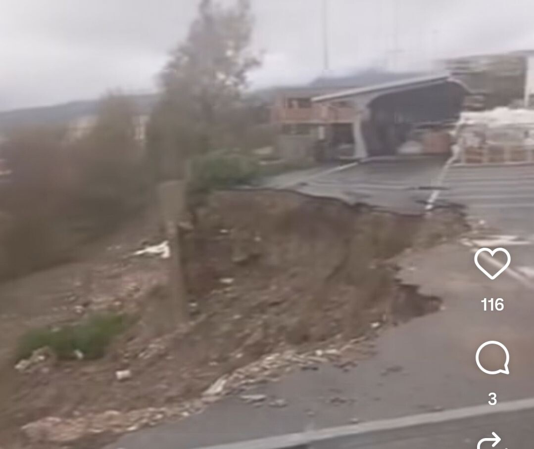 images Maltempo a Catanzaro, frana parte del parcheggio di un supermercato a Via Lombardi  