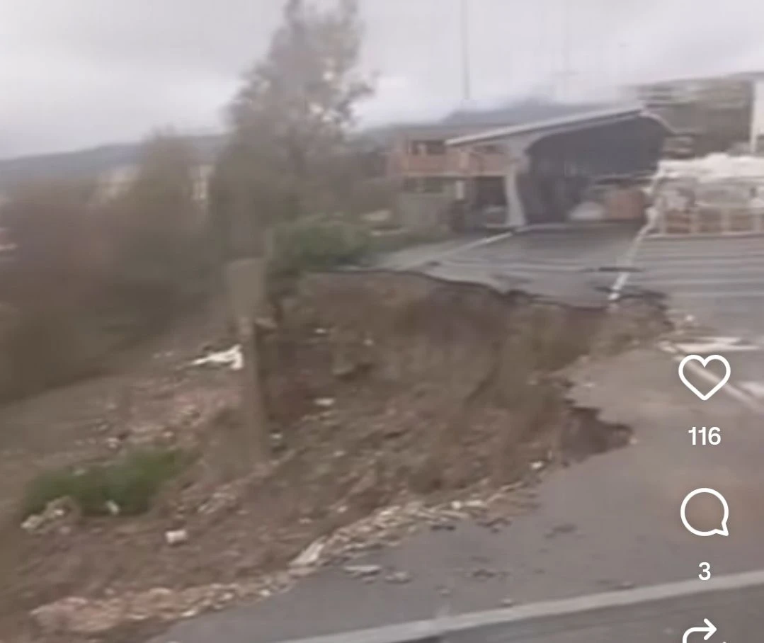 Maltempo a Catanzaro, frana parte del parcheggio di un supermercato a Via Lombardi  