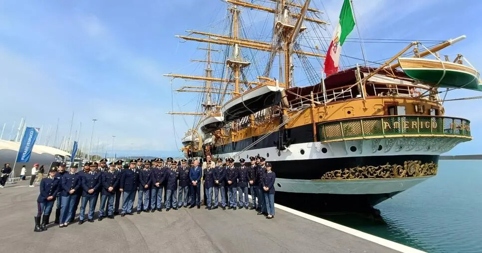 Il Questore e la Polizia di Crotone fanno visita alla nave Amerigo Vespucci images Il Questore e la Polizia di Crotone fanno visita alla nave Amerigo Vespucci