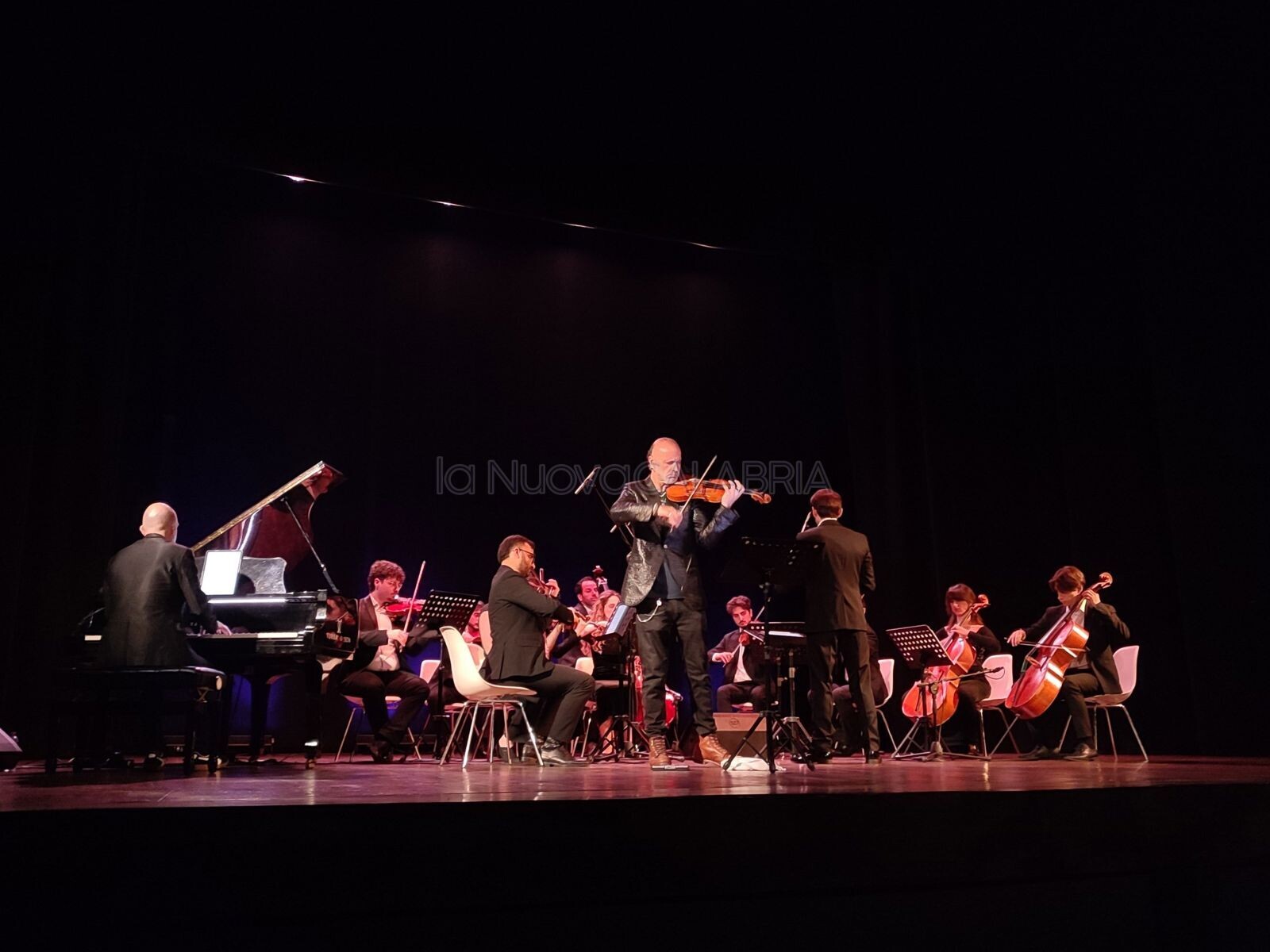 images Catanzaro, il violino rock di Alessandro Quarta conquista il Comunale con "I Cinque Elementi"