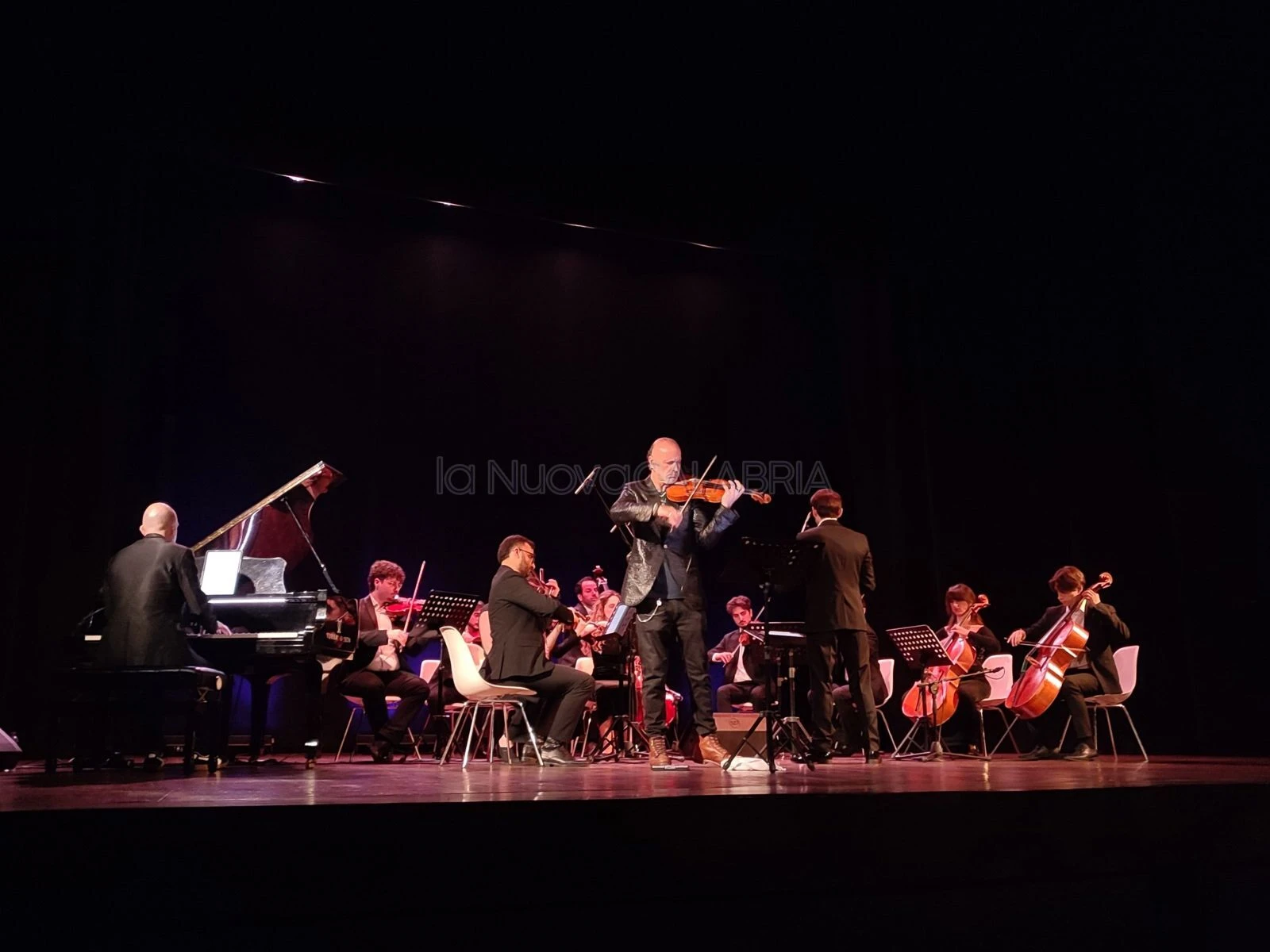 Catanzaro, il violino rock di Alessandro Quarta conquista il Comunale con "I Cinque Elementi"