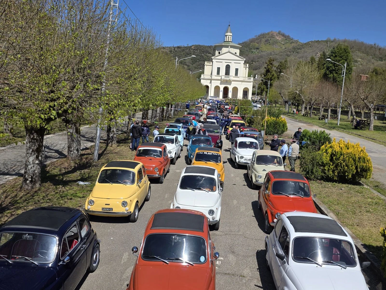 Rombo di motori: grande successo per il 14° Raduno di auto d’epoca a Gimigliano