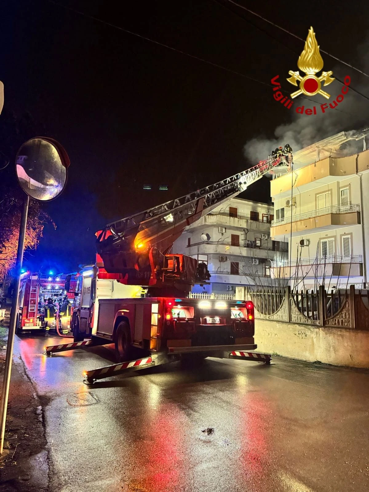 Crotone, appartamento in fiamme: un ferito