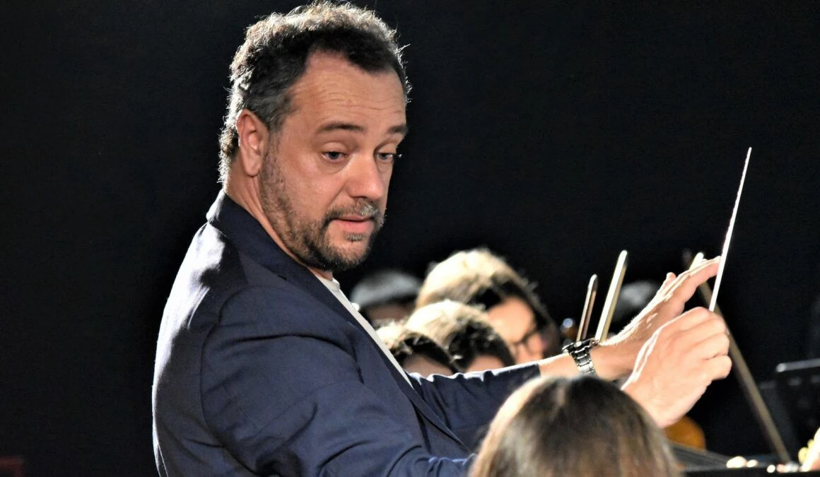 Catanzaro, al Politeama lo spettacolo “Si ride a crepafavole”: l’intervista al maestro Rocco Debernardis