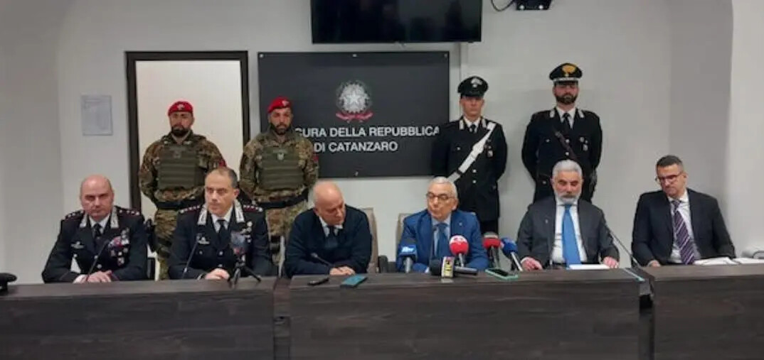 images Blitz nel Catanzarese, Capomolla: "Armi, droga, politica e perfino sigarette sotto il controllo del clan Gallace"
