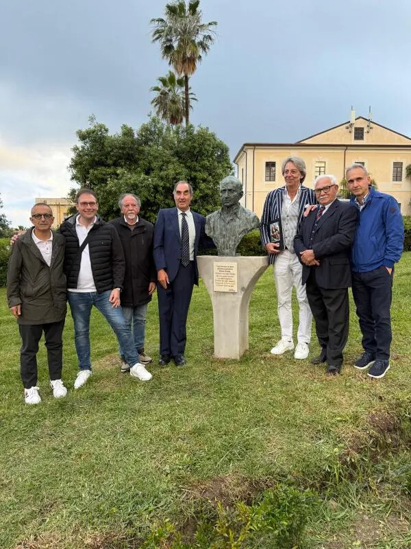 images Catanzaro, consegnato il busto di Mimmo Rotella realizzato da Luigi Verrino