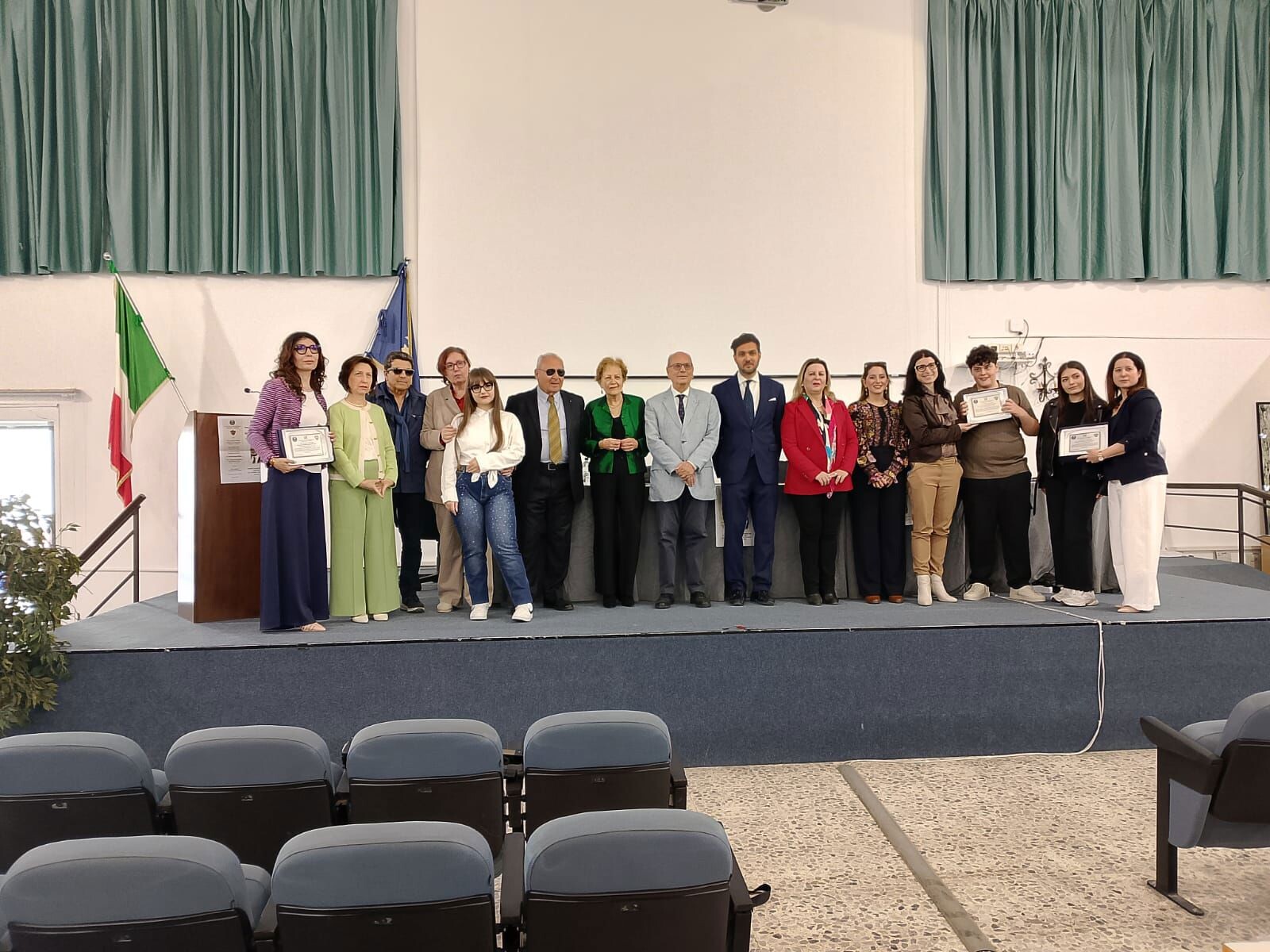 images La premiazione degli studenti del Crotonese a dieci anni dalla scomparsa del prof Ferraro 