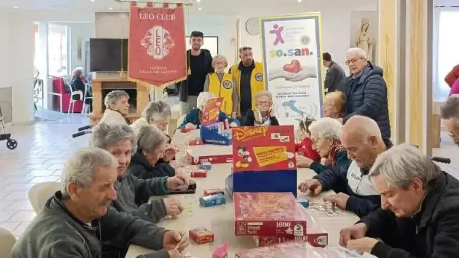 images Pasqua di sorrisi alla casa di riposo Tamburelli: Leo e Lions in visita con giochi e affetto per i nonnini