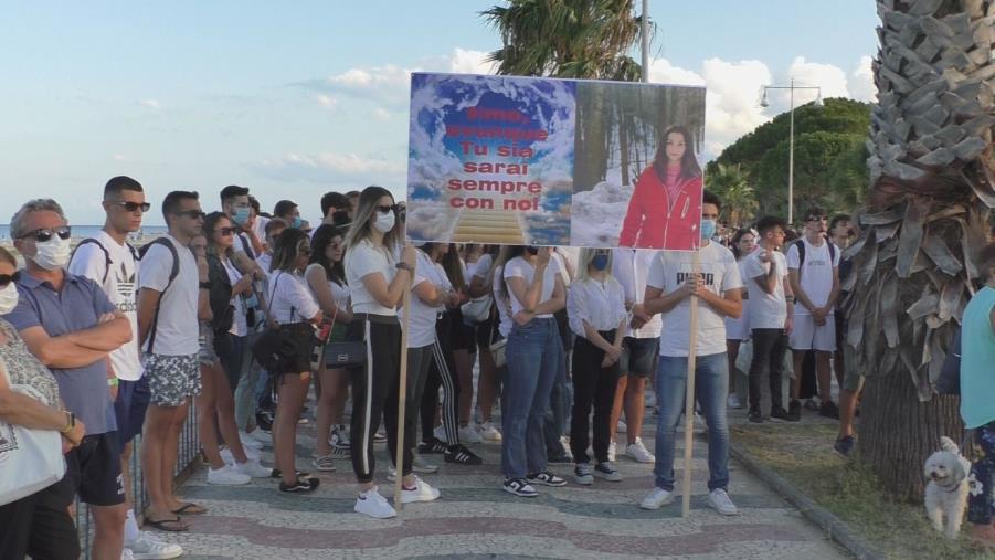Soverato piange Simona: in centinaia alla fiaccolata per ricordare la ragazza uccisa dai cani (VIDEO) images Soverato piange Simona: in centinaia alla fiaccolata per ricordare la ragazza uccisa dai cani (VIDEO)