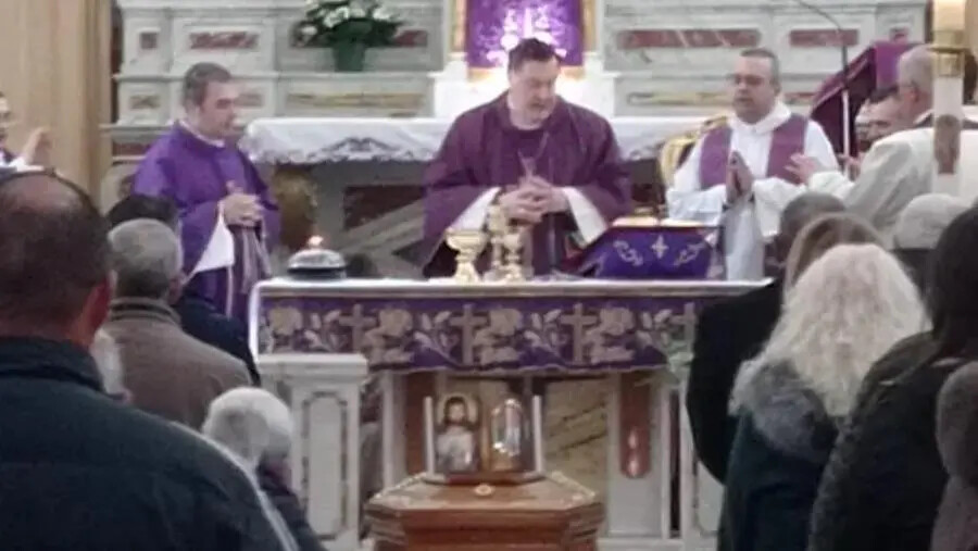 Sersale, dolore e commozione ai funerali del preside Scarpino images Sersale, dolore e commozione ai funerali del preside Scarpino