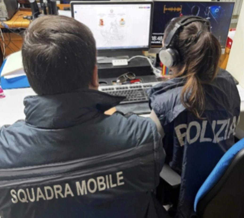 Crotone, oltre 5 kg di droga e numerose armi in casa: arrestato un giovane 