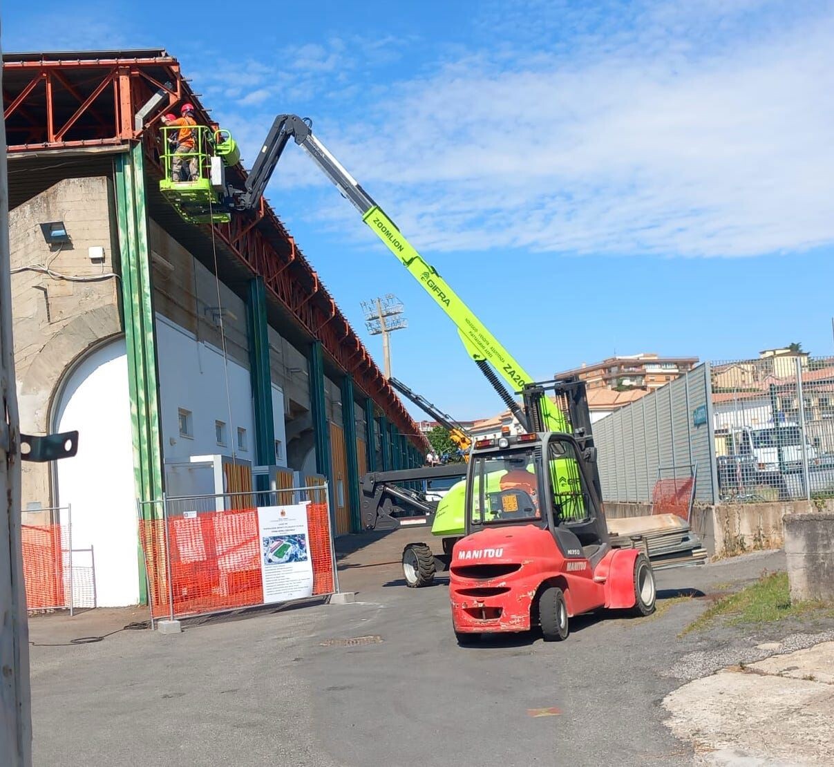 Riqualificazione Stadio Ceravolo, procede la rimozione della copertura della tribuna images Riqualificazione Stadio Ceravolo, procede la rimozione della copertura della tribuna