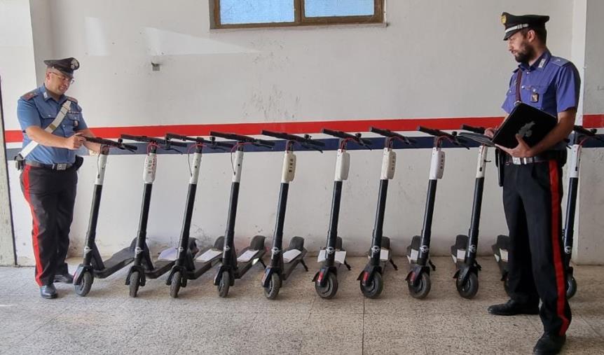 Monopattini illegali a Catanzaro. Concessi da una società ma poi venduti 'di nascosto': 10 denunce per appropriazione indebita e ricettazione images Monopattini illegali a Catanzaro. Concessi da una società ma poi venduti 'di nascosto': 10 denunce per appropriazione indebita e ricettazione