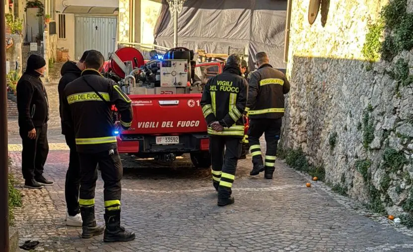 images Fiamme in una abitazione nel centro storico di Simeri Crichi: incendio partito da una stufa a legna