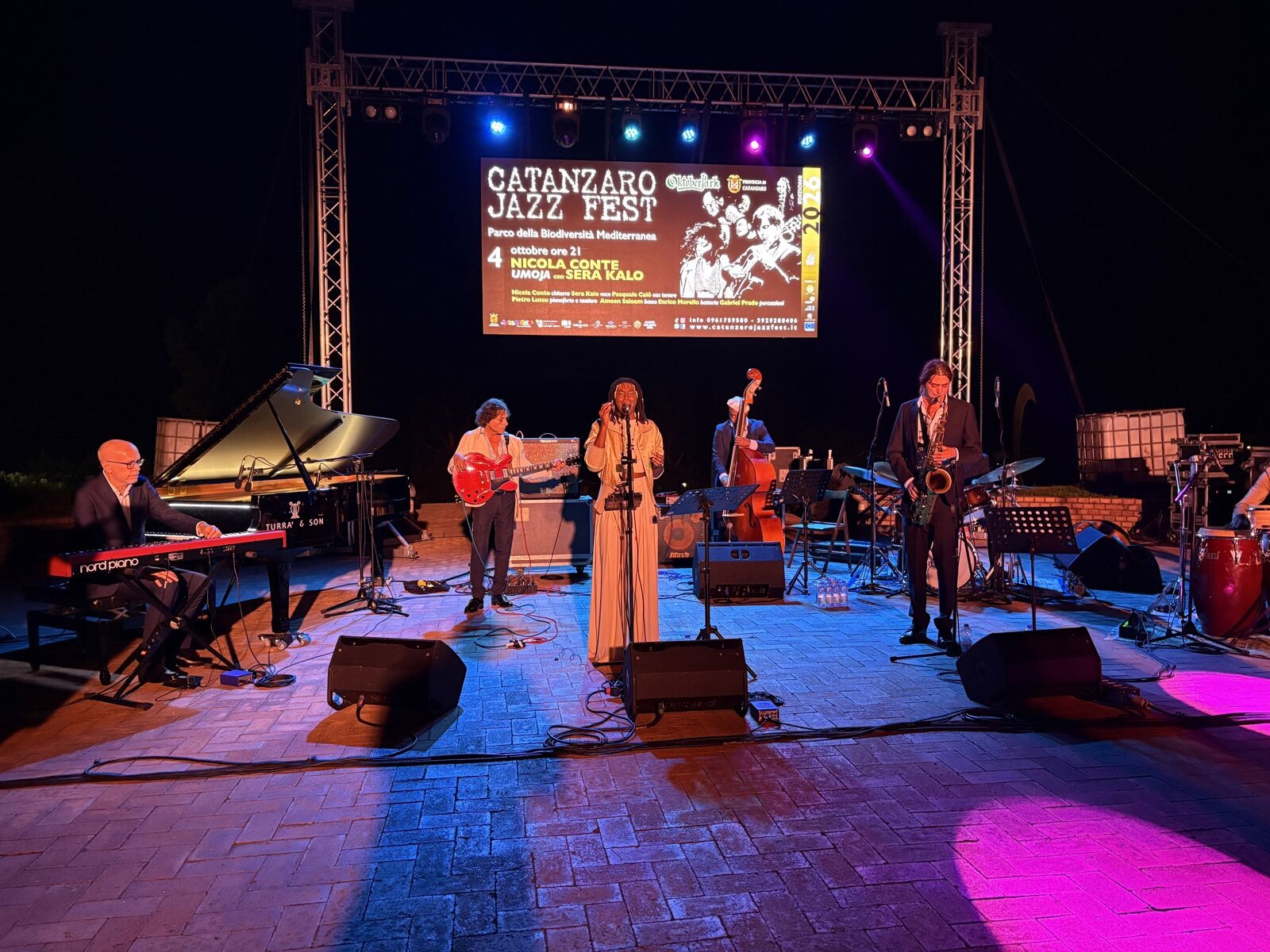 images L’armonia di "Umoja" illumina il Parco: con Nicola Conte cala la musica sul Catanzaro Jazz Fest

