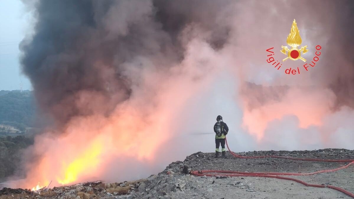 images Incendio nella discarica di Pianopoli, Vigili del Fuoco al lavoro
