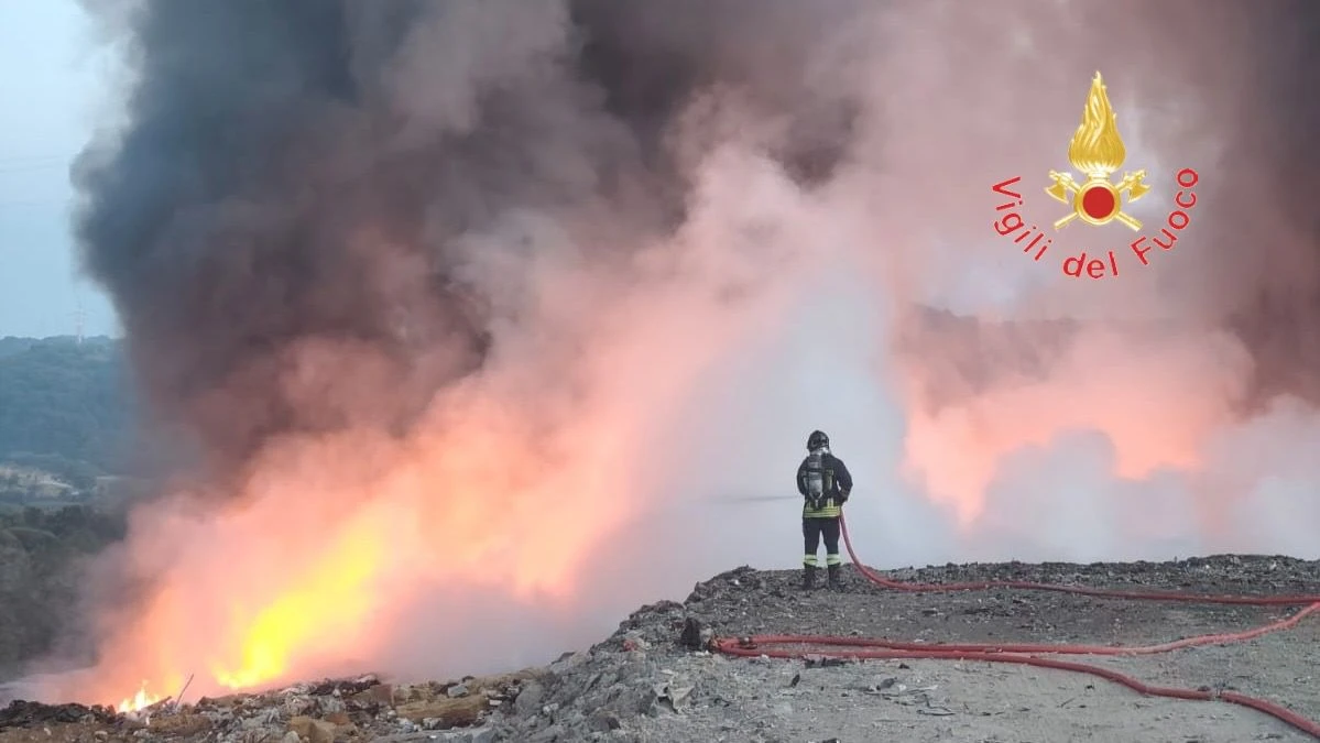Incendio nella discarica di Pianopoli, Vigili del Fuoco al lavoro