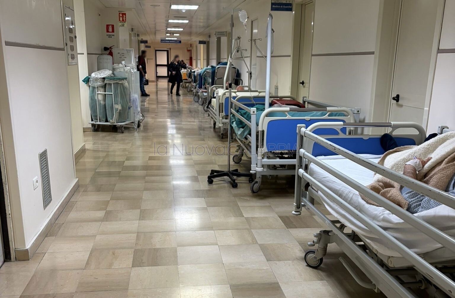 images Sanità al collasso: al pronto soccorso di Catanzaro pazienti accalcati e attese infinite