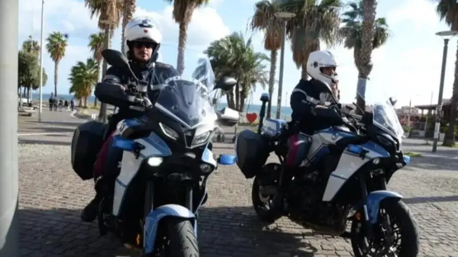 images Tavolini e sedie su suolo pubblico, sanzionati 5 locali sul lungomare a Crotone 