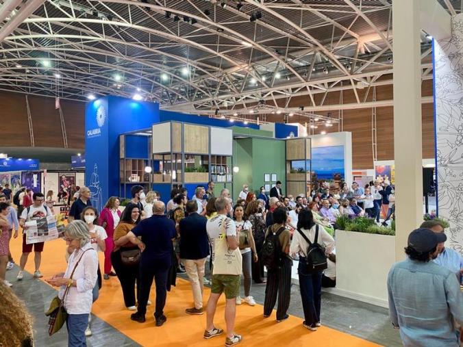 Quarta giornata del Salone del Libro, molti calabresi fuori sede allo stand images Quarta giornata del Salone del Libro, molti calabresi fuori sede allo stand