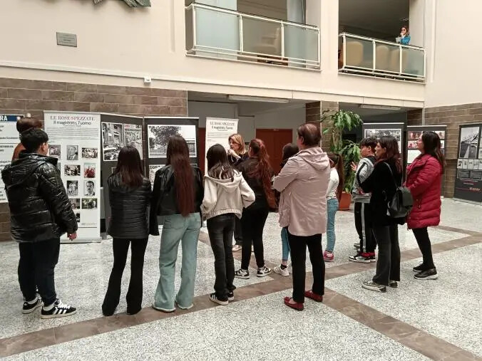 images Gli studenti del Comprensivo “Gatti Manzoni Augruso” di Lamezia in tribunale per ricordare gli “invisibili” 