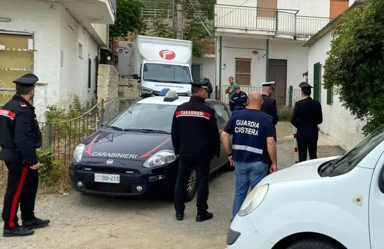 images Sgomberate le ultime case realizzate sull'area demaniale nella baia di Caminia 