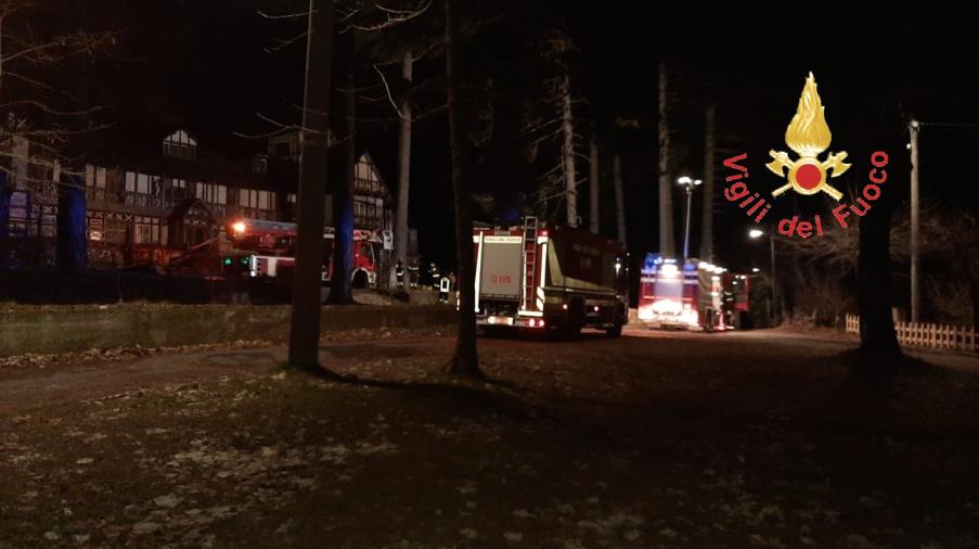 Il tetto dell'Albergo delle Fate va in fiamme: incendio domato images Il tetto dell'Albergo delle Fate va in fiamme: incendio domato