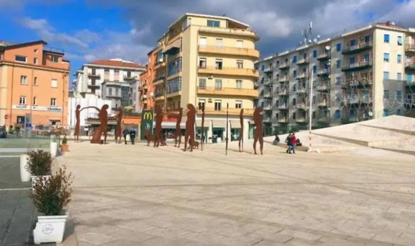 images Cosenza, il sindaco annuncia una giornata di gioia per la città: Piazza Bilotti risulta dissequestrata 