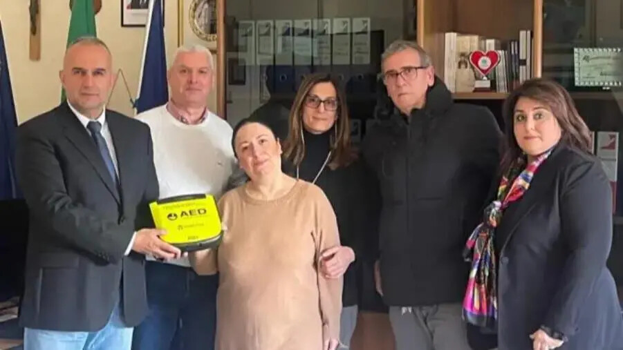 images L'Associazione Universo Minori dona un defibrillatore al Comprensivo Catanzaro Nord Est Manzoni 