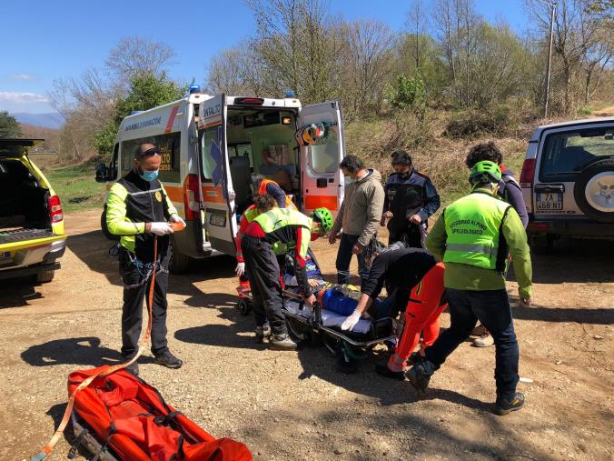 Motociclista si frattura una gamba a San Vincenzo La Costa: l'intervento del soccorso alpino images Motociclista si frattura una gamba a San Vincenzo La Costa: l'intervento del soccorso alpino
