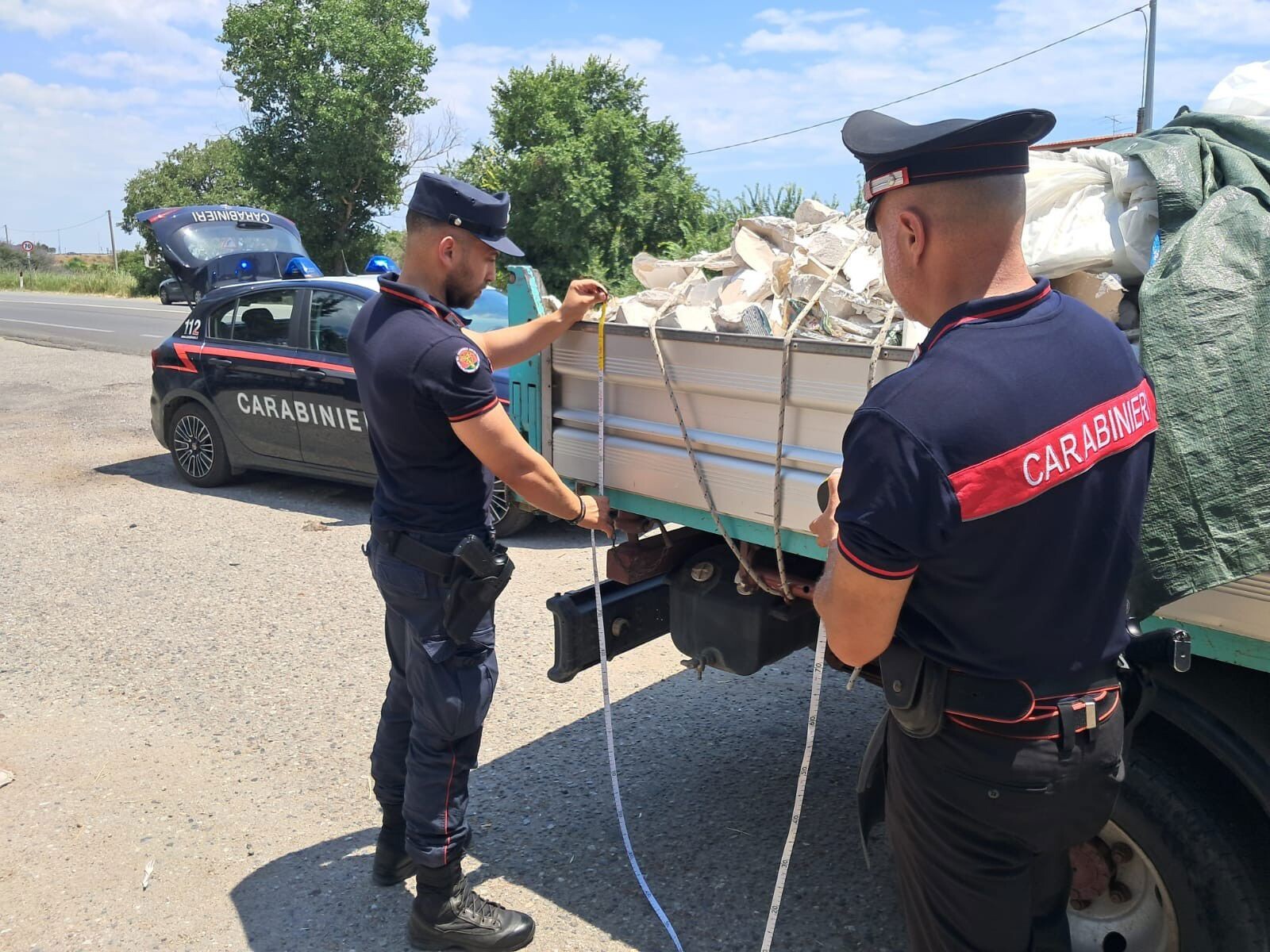 Sellia Marina, sequestrato autocarro con 15 quintali di rifiuti edili senza tracciabilità: denunciato il conducente images Sellia Marina, sequestrato autocarro con 15 quintali di rifiuti edili senza tracciabilità: denunciato il conducente