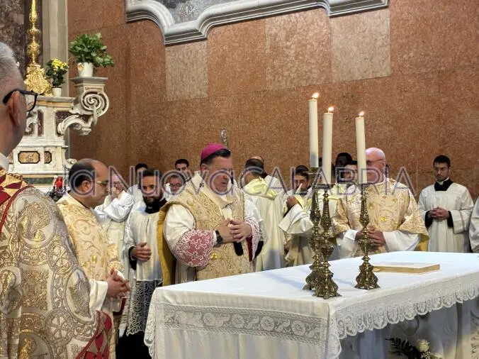 Catanzaro si unisce attorno all’Eucaristia: la solenne celebrazione del Corpus Domini images Catanzaro si unisce attorno all’Eucaristia: la solenne celebrazione del Corpus Domini