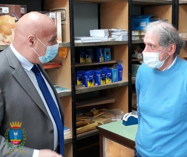 images Minori danneggiano una tipografia a Crotone. Il sindaco Voce incontra il titolare e manifesta la sua solidarietà