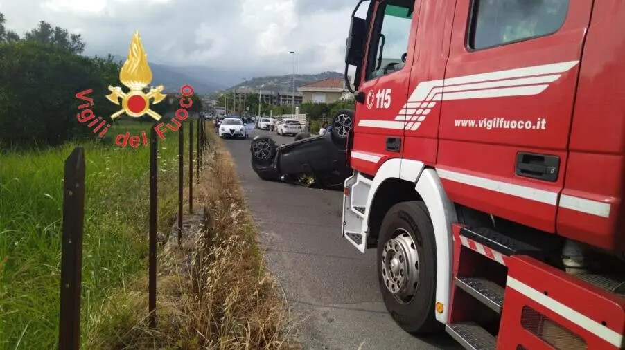 images Lamezia, perde il controllo dell'auto e impatta contro un muretto 