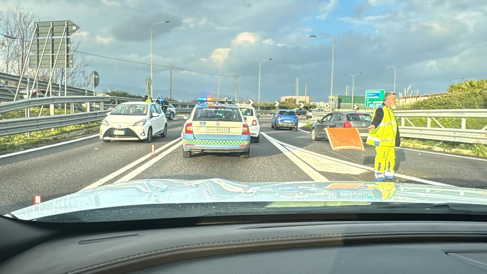 Tamponamento tra due auto sulla Sp 18 allo svincolo di Lamezia: traffico rallentato 