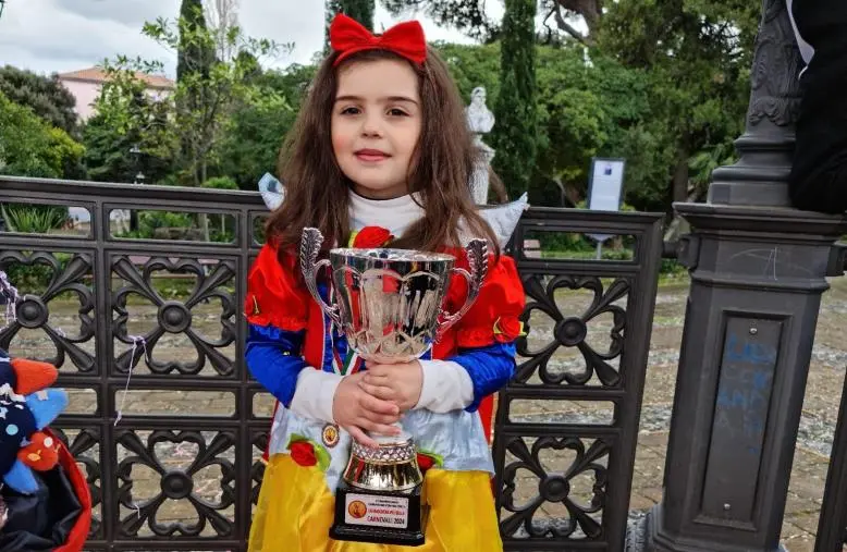 images La piccola Noemi premiata come "Mascherina più bella" dall'Associazione Commercianti Catanzaro centro 3V