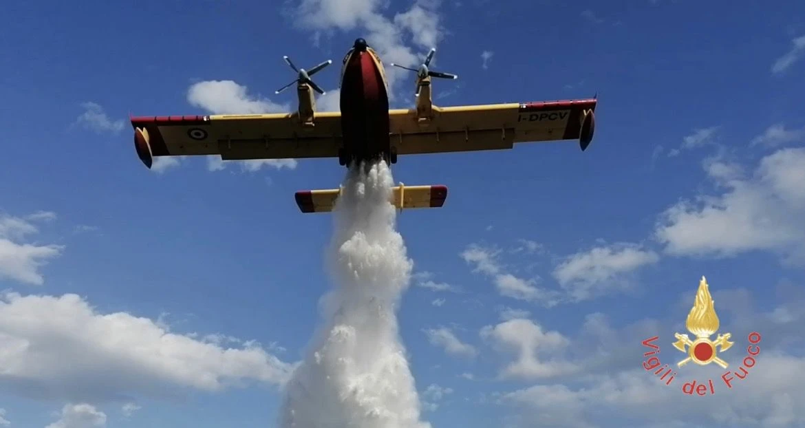 Incendio nel Cosentino, chiuso un tratto della SS 106 