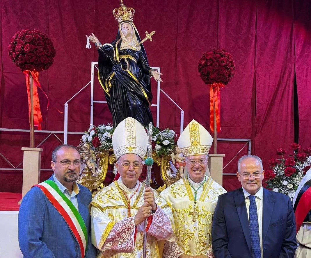 Michele Affidato realizza la corona nel centenario dell’incoronazione della Madonna di Ciminà