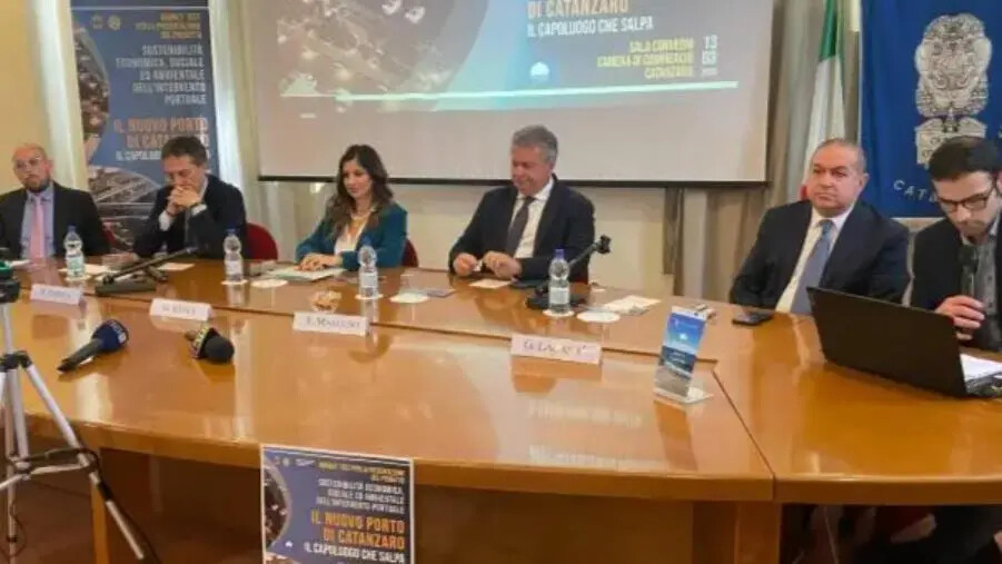 images Presentato "Il nuovo porto di Catanzaro": il Comune a caccia di un investimento privato