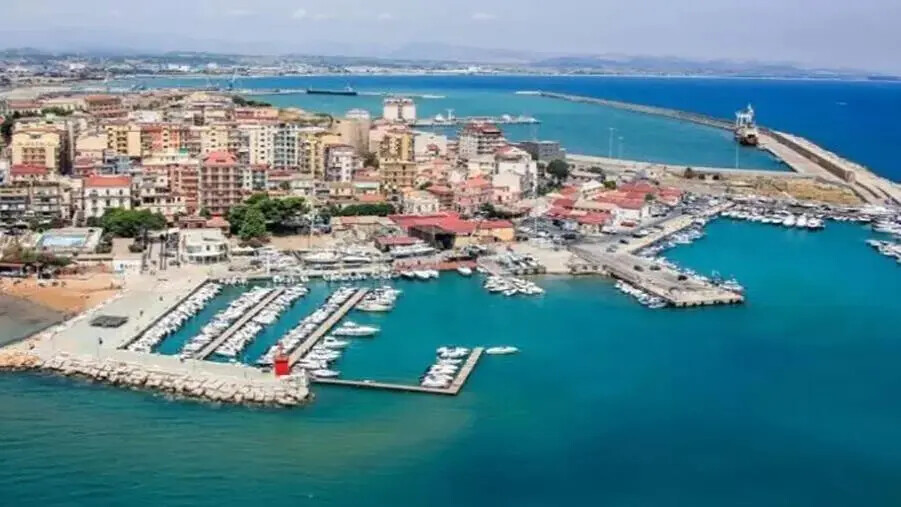 images Proseguono i prelievi dai fondali del porto di Crotone: obiettivo dragaggio fino a 11 metri di profondità